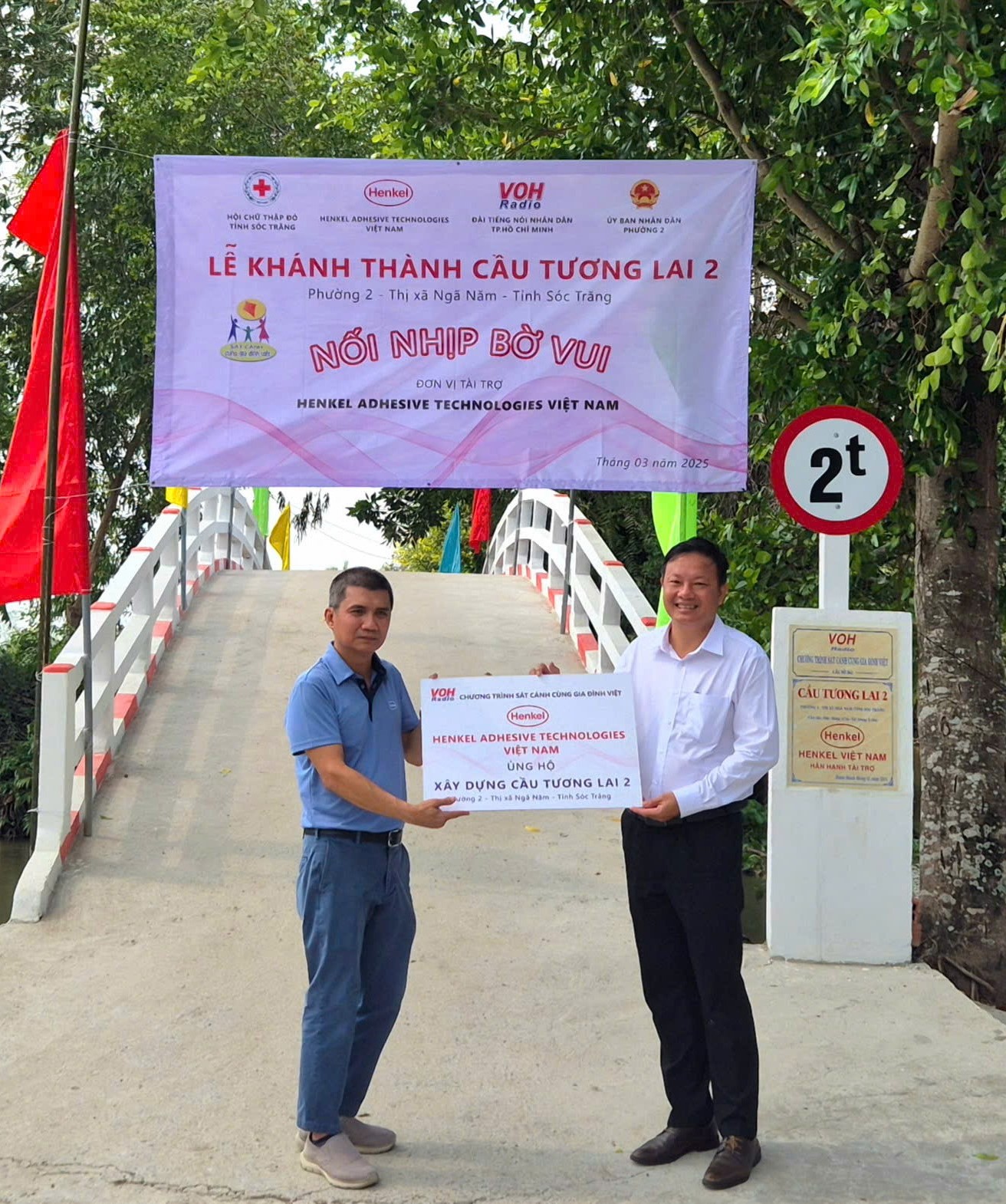 Minh-Tuan Le, President of Henkel Vietnam (left), marking the completion of the bridge with Mr. Hong Minh Nhat, The Secretary of the Party Committee of Ward 2, Nga 5 Town, Soc Trang Province (right).