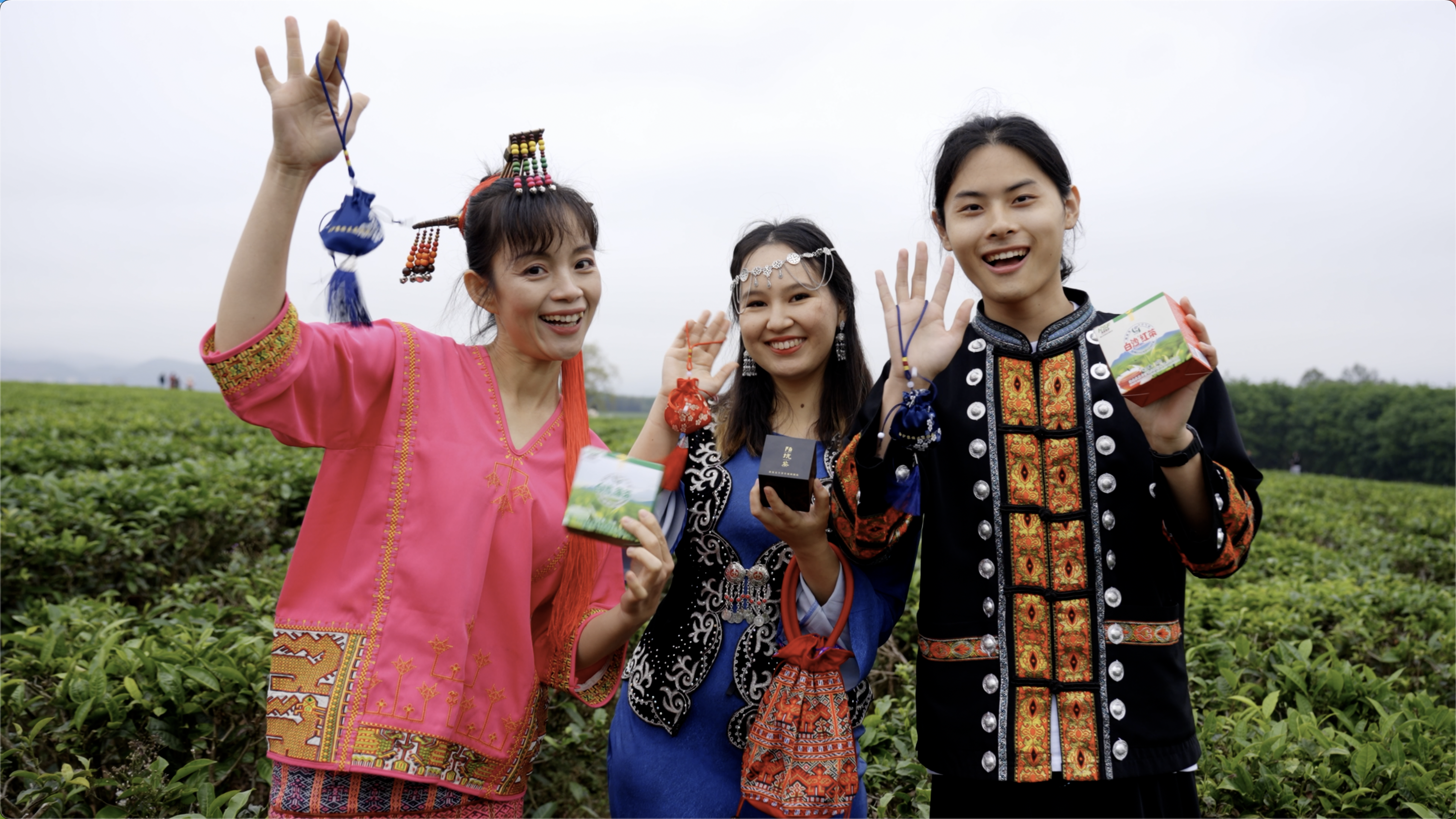 On Mar. 31, two college students, Assima Bissen and Cyrus Huang, from Hainan Lingshui Li