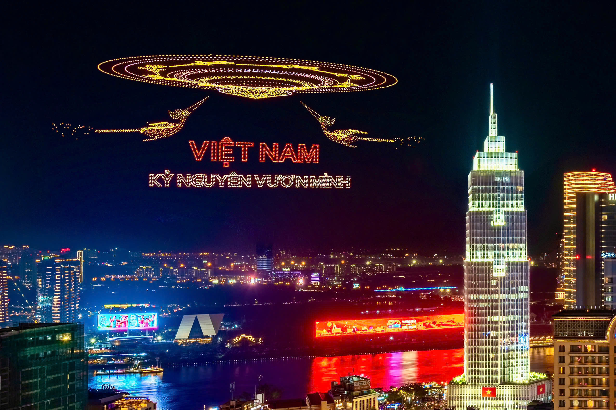 The show dazzled spectators with vibrant, emotionally charged visuals that left an indelible impression on both locals and visitors. Photo: Nguyễn Thế Dương