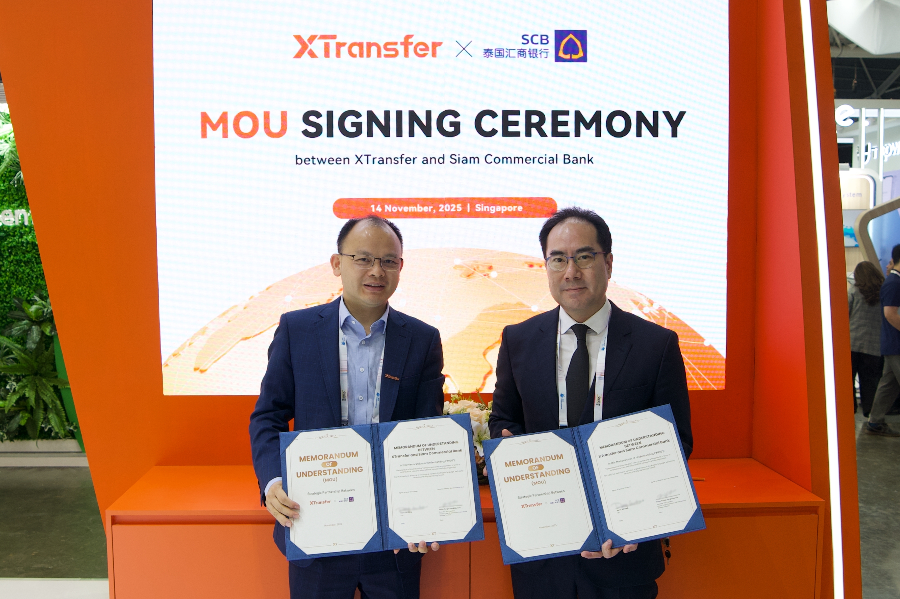 Bill Deng, Founder and CEO of XTransfer (Left) and Rungsi Vongkitbuncha, Executive Vice President, Head of Large Corporates and International Business Function of SCB (Right), signed a MoU at Singapore FinTech Festival 2025.