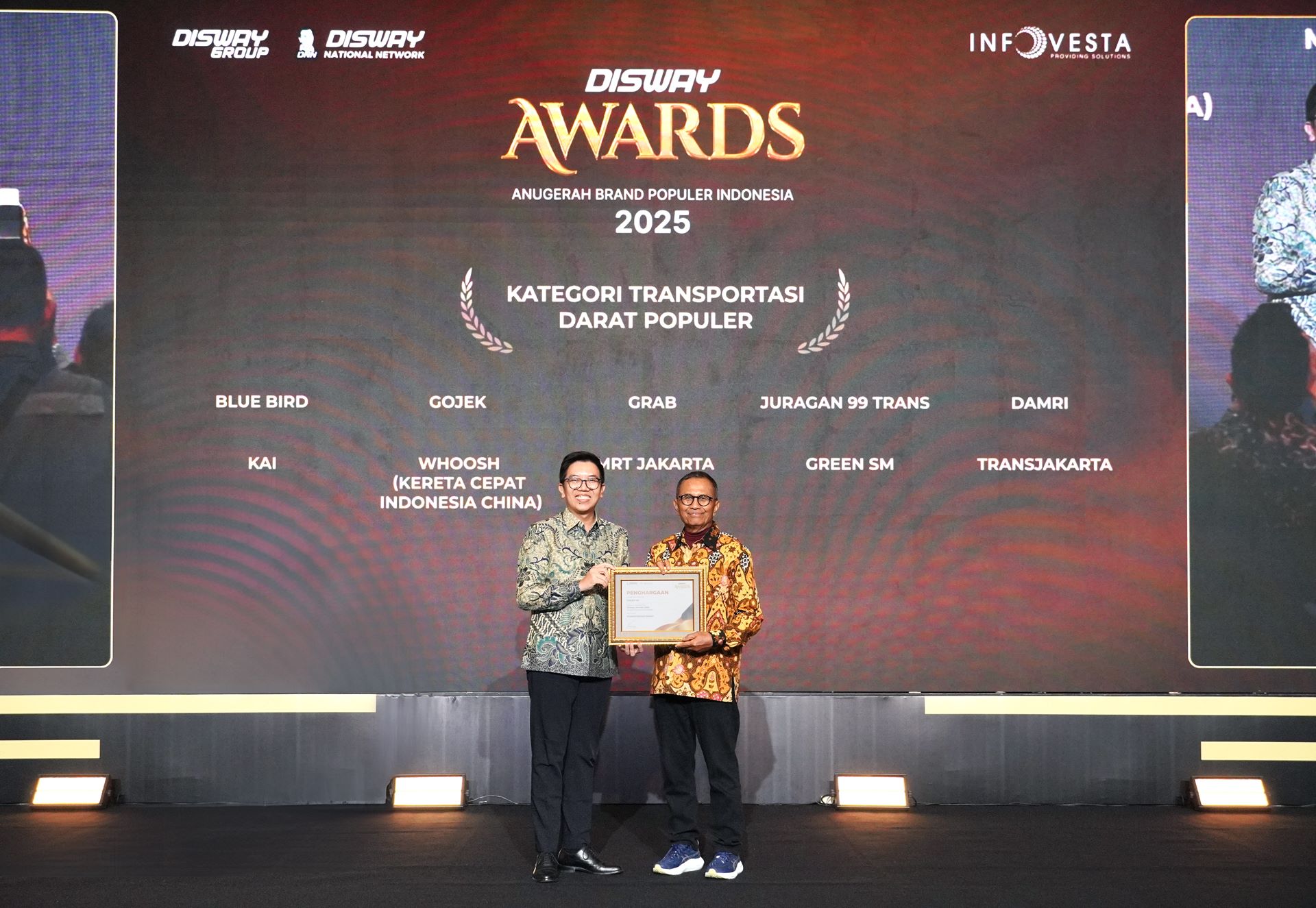 Mr. Deny Tjia, Managing Director of Green SM Indonesia, receives the recognition at the 2025 Disway Awards.