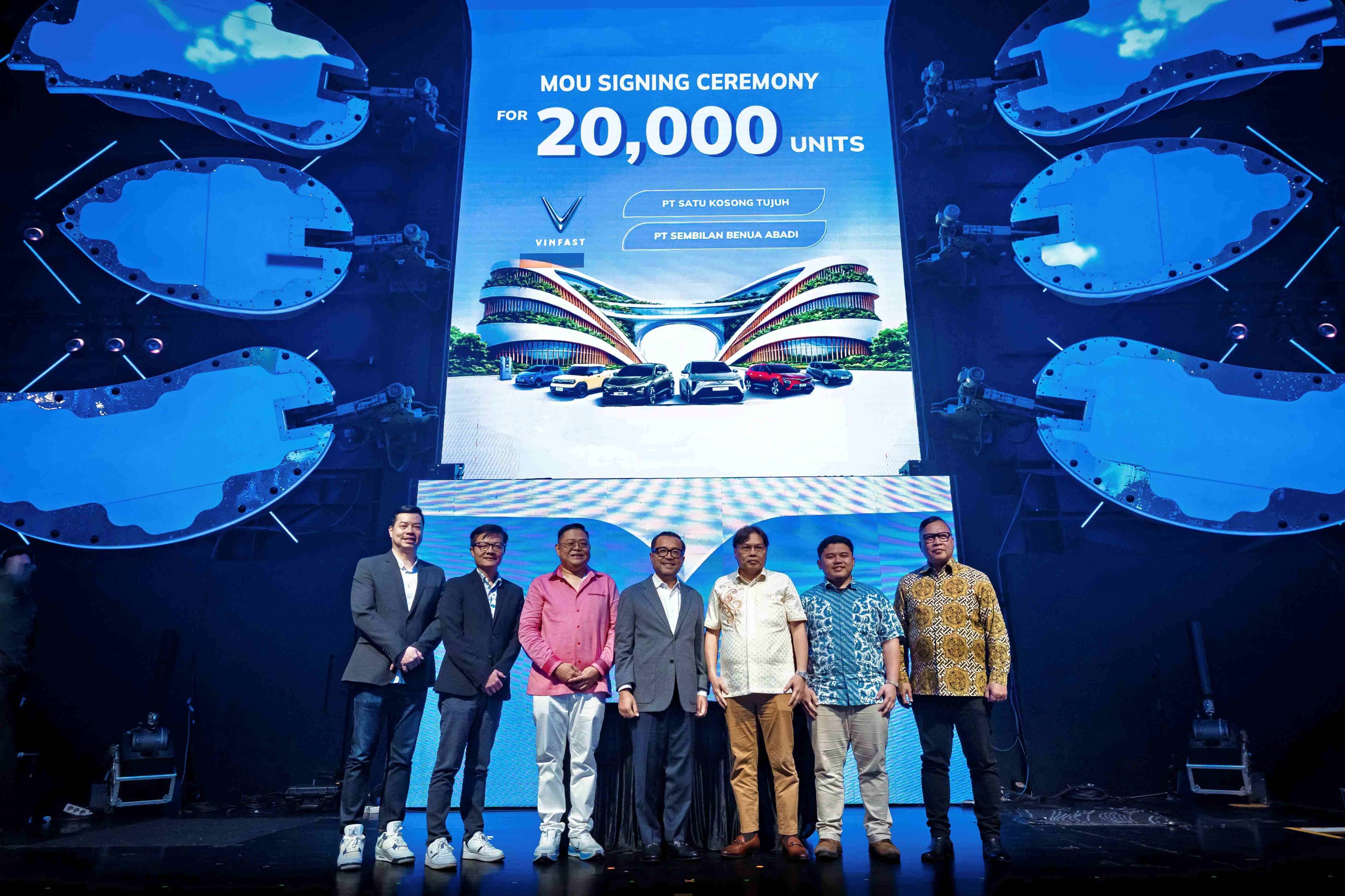 Representatives of VinFast and its partners PT. Satu Kosong Tujuh and PT. Sembilan Benua Abadi at the signing ceremony of the MoU to supply 20,000 VinFast electric vehicles for transportation services in Indonesia.