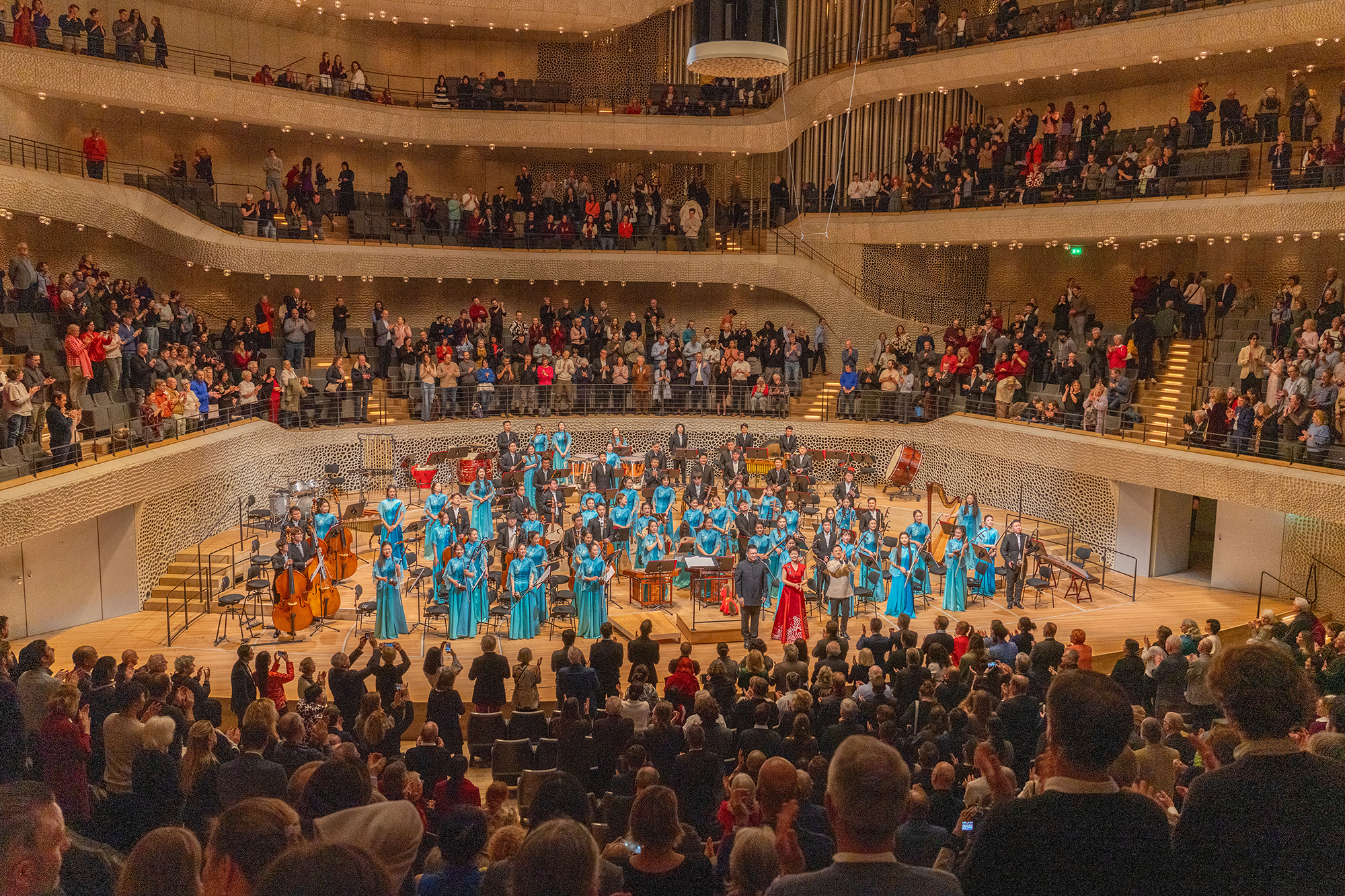 Caption: A standing ovation for the Wuxi Cultural Exchange Group at the Elbphilharmonie Hamburg.